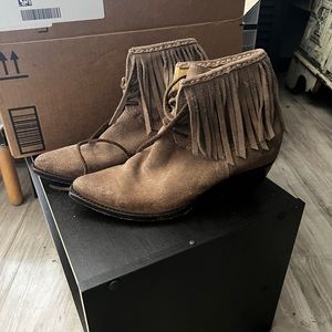 Genuine Frye leather tan fringe booties as 8